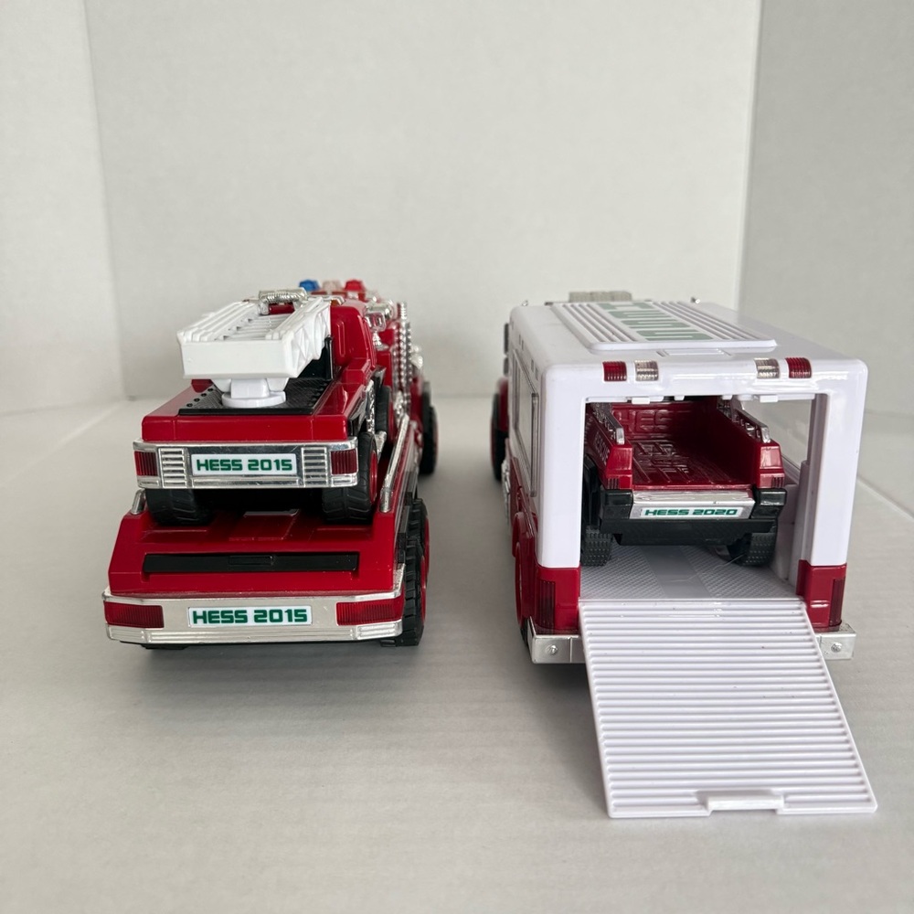 Hess Ambulance and Rescue Truck 2020/Hess Fire Truck and Ladder Rescue Set 2015 - Picture 8 of 17